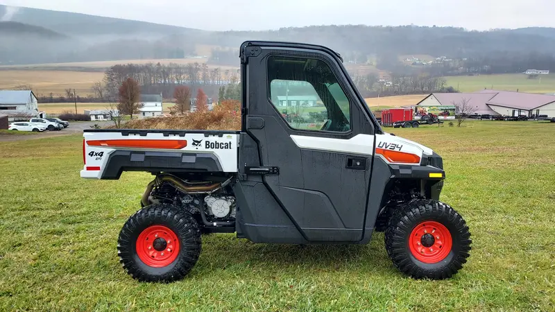 Bobcat Uv34 Gas-Powered Skid Steer Loader With Enclosed Cab 1
